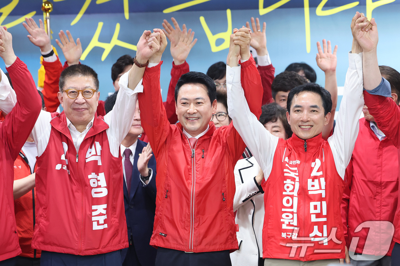 (부산=뉴스1) 신웅수 기자 = 장동혁 국민의힘 대표가 10일 부산 북구에서 열린 박민식 부산 북갑 국회의원 후보 선거사무소 개소식에서  박 후보, 박형준 부산시장 후보와 손을 맞 …