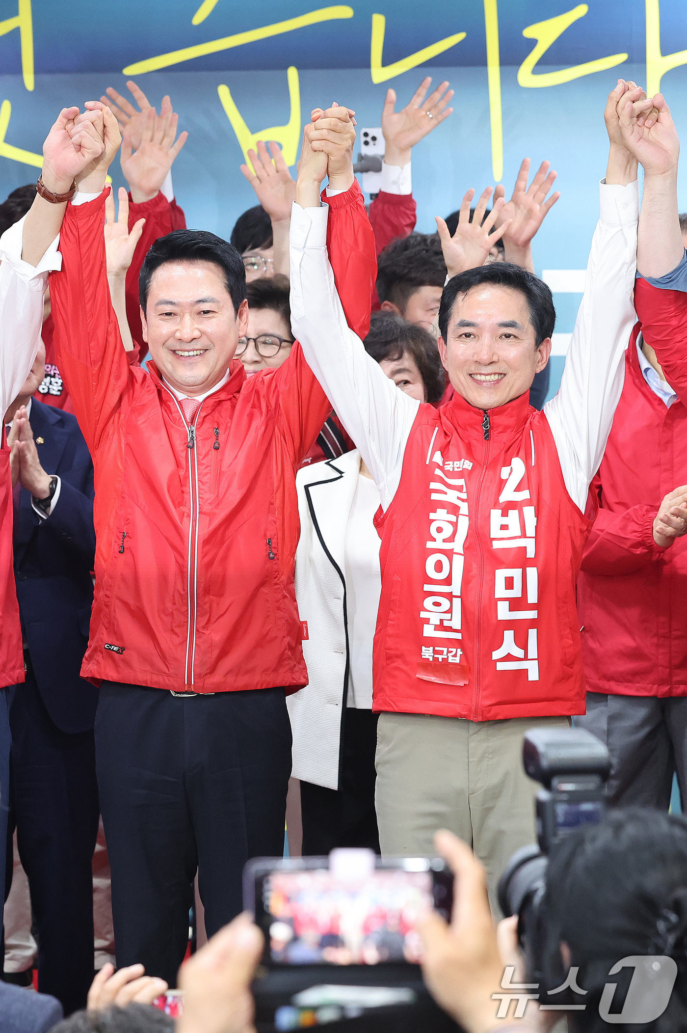 (부산=뉴스1) 신웅수 기자 = 장동혁 국민의힘 대표와 부산 북갑 국회의원 보궐선거에 출마한 박민식 후보가 10일 부산 북구 박 후보 선거사무소에서 열린 선거사무소 개소식에서 참석 …