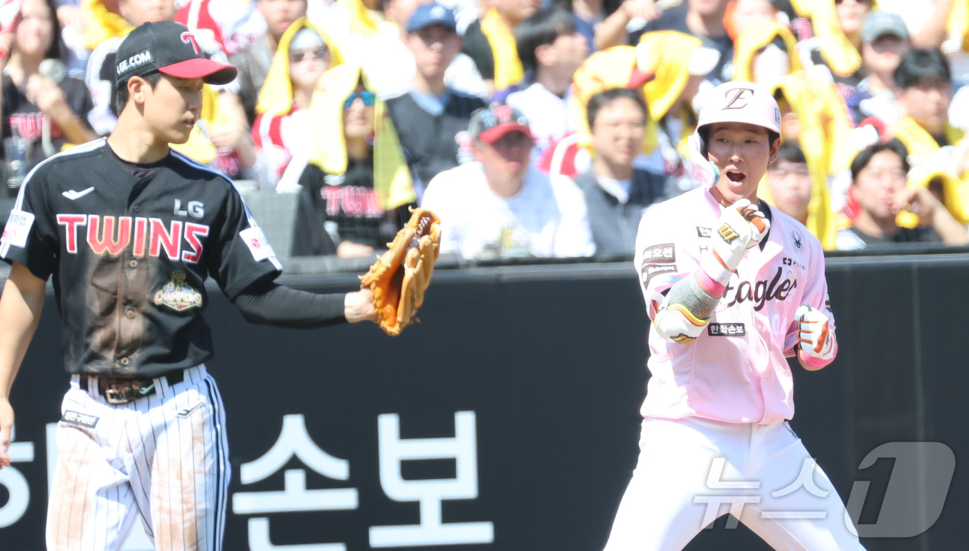 (대전=뉴스1) 김기남 기자 = 10일 대전 한화생명볼파크에서 열린 2026 신한 SOL KBO리그 LG 트윈스와 한화 이글스의 경기에서 한화 2회말 2사 1,3루에서 황영묵이 2 …