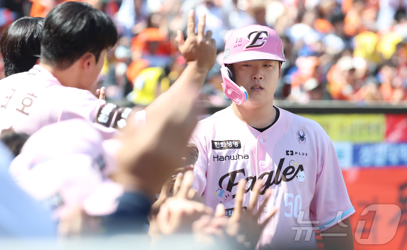 (대전=뉴스1) 김기남 기자 = 10일 대전 한화생명볼파크에서 열린 2026 신한 SOL KBO리그 LG 트윈스와 한화 이글스의 경기에서 한화 2회말 1사 1,2루에서 김태연의 안 …