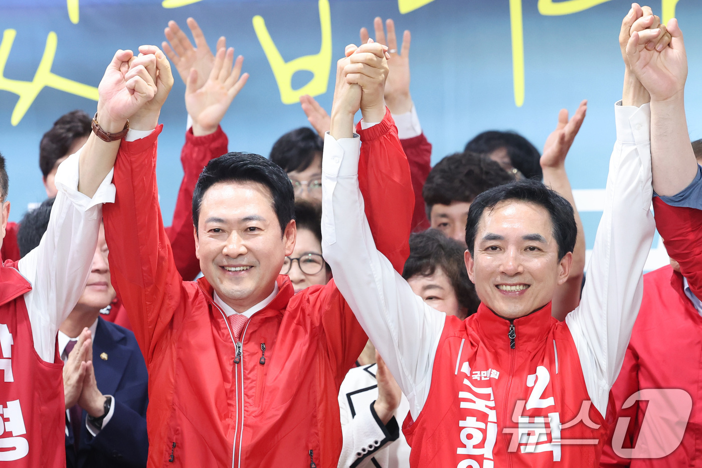 (부산=뉴스1) 신웅수 기자 = 장동혁 국민의힘 대표와 부산 북갑 국회의원 보궐선거에 출마한 박민식 후보가 10일 부산 북구 박 후보 선거사무소에서 열린 선거사무소 개소식에서 손을 …