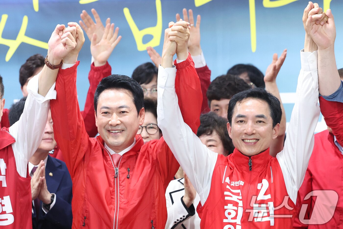 본문 이미지 - 장동혁 국민의힘 대표와 부산 북갑 국회의원 보궐선거에 출마한 박민식 후보가 10일 부산 북구 박 후보 선거사무소에서 열린 선거사무소 개소식에서 손을 맞잡고 있다. 2026.5.10 ⓒ 뉴스1 신웅수 기자