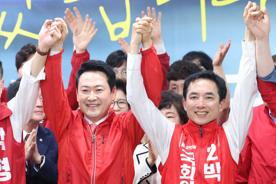 지지자들에게  인사하는 장동혁·박민식