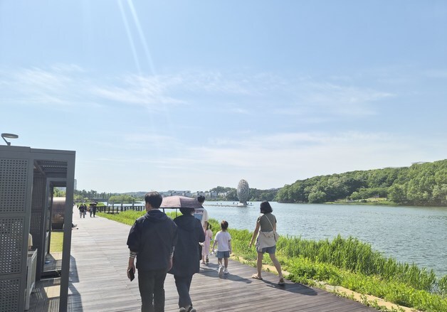 "바람 쐬니 답답함 사라져"…녹음 짙어가는 5월 시민들 공원·산으로