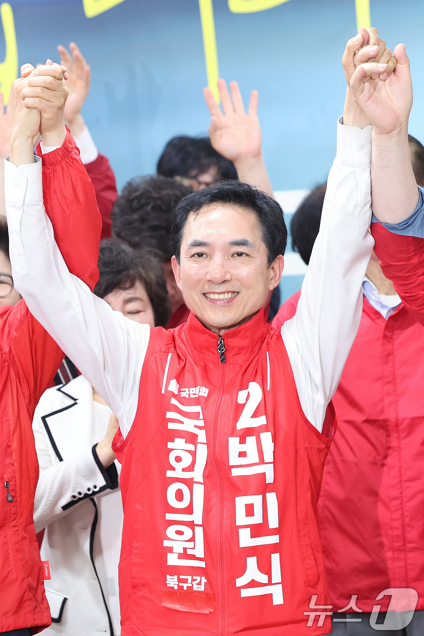 (부산=뉴스1) 신웅수 기자 = 부산 북갑 국회의원 보궐선거에 출마한 박민식 후보가 10일 부산 북구 박 후보 선거사무소에서 열린 선거사무소 개소식에서 참석자들과 손을 맞잡고 있다 …
