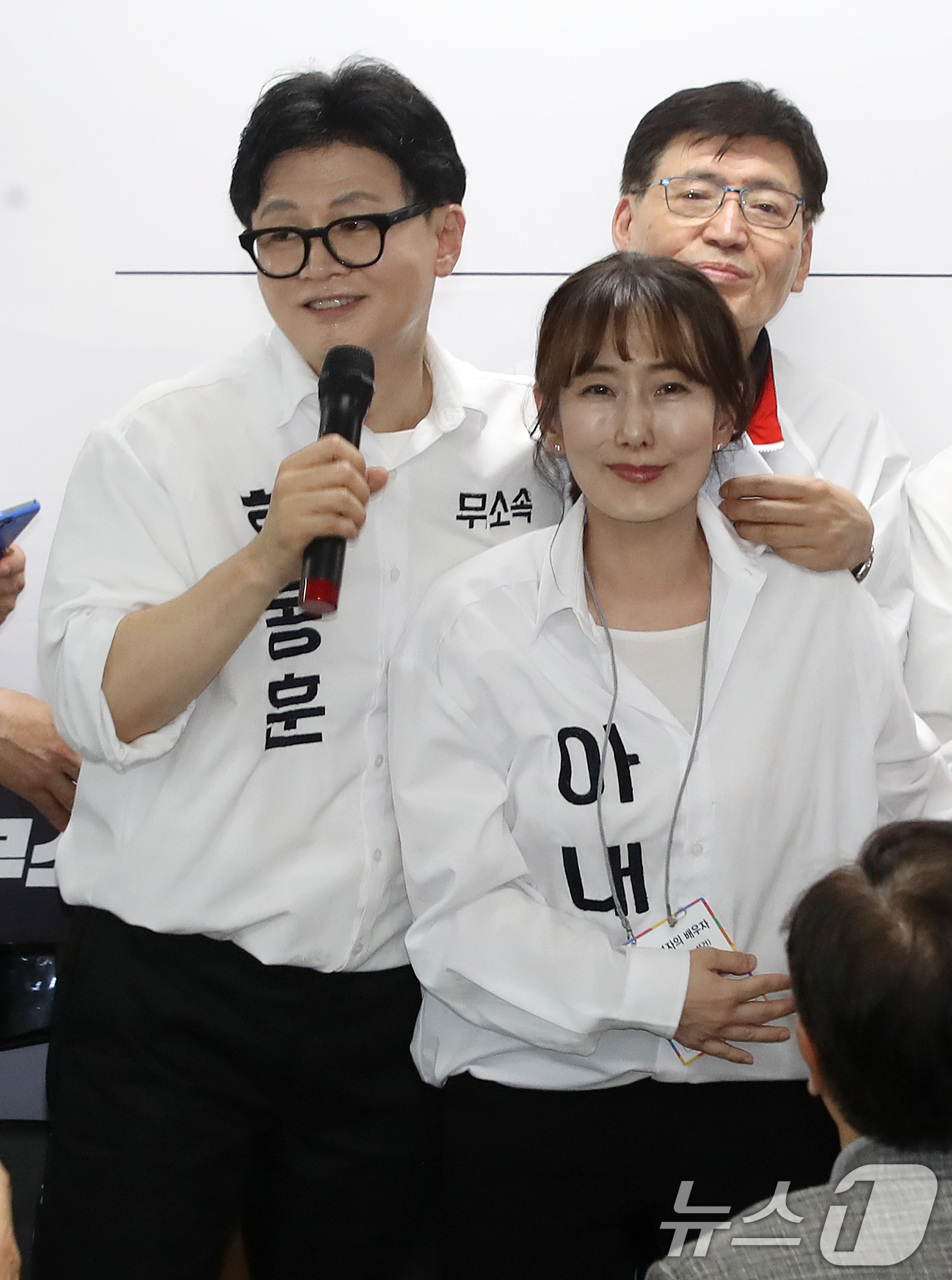 (부산=뉴스1) 윤일지 기자 = 부산 북구갑 국회의원 보궐선거에 출마한 한동훈 무소속 후보가 10일 오후 부산 북구에서 열린 선거사무소 개소식에서 아내 진은정 변호사를 소개하고 있 …