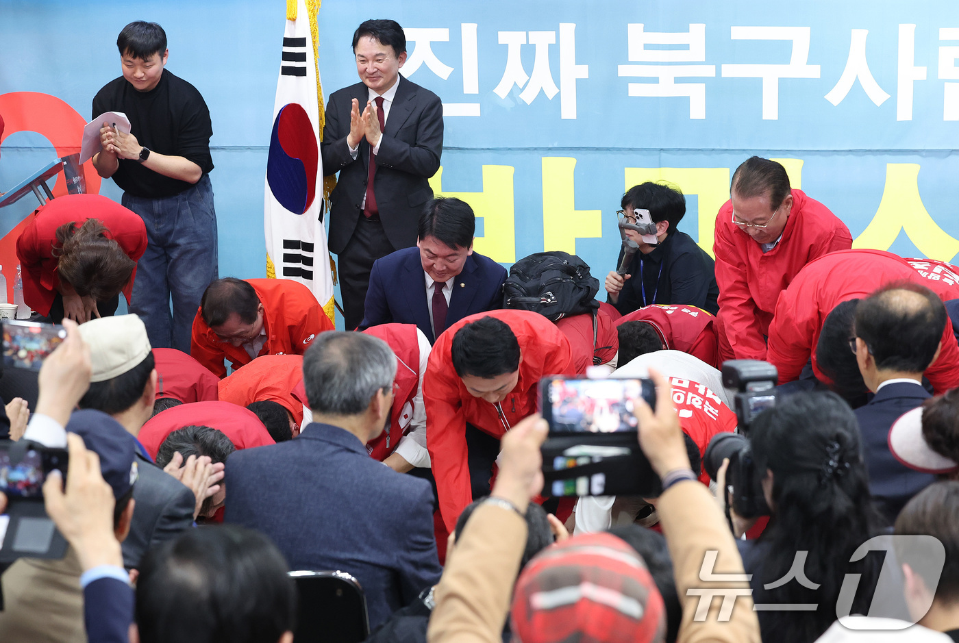 (부산=뉴스1) 신웅수 기자 = 장동혁 국민의힘 대표와 부산 북갑 국회의원 보궐선거에 출마한 박민식 후보가 10일 부산 북구 박 후보 선거사무소에서 열린 선거사무소 개소식에서 지지 …