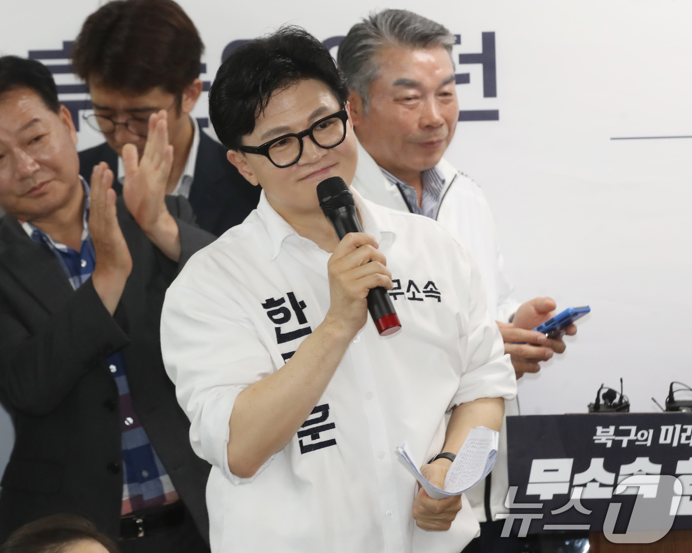 (부산=뉴스1) 윤일지 기자 = 부산 북구갑 국회의원 보궐선거에 출마한 한동훈 무소속 후보가 10일 오후 부산 북구에서 열린 선거사무소 개소식에서 참석자를 소개하고 있다. 2026 …