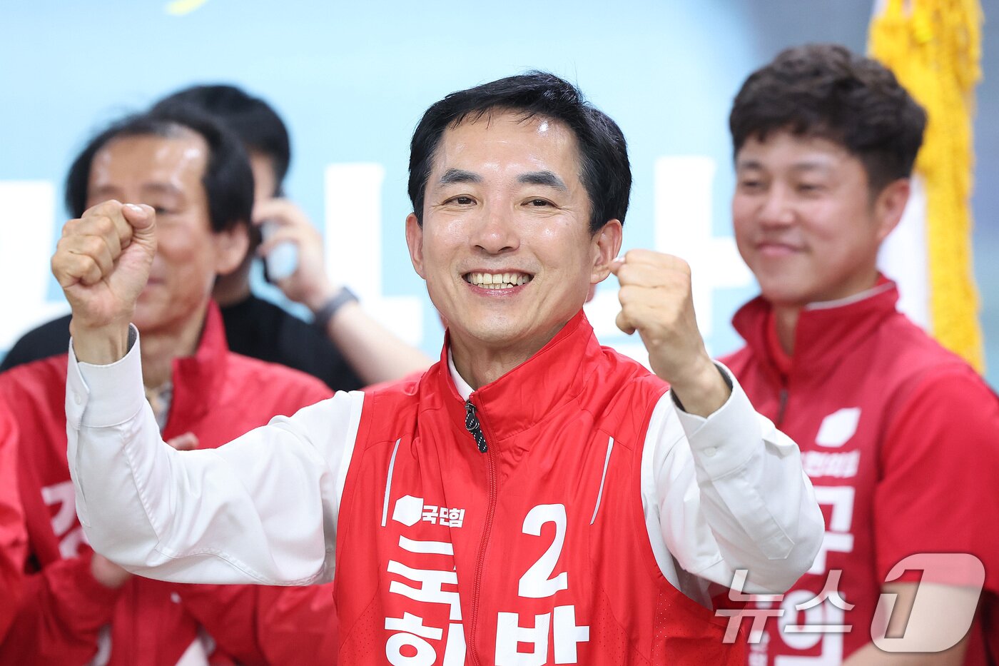 본문 이미지 - 장동혁 국민의힘 대표와 부산 북갑 국회의원 보궐선거에 출마한 박민식 후보가 10일 부산 북구 박 후보 선거사무소에서 열린 선거사무소 개소식에서 지지자들에게 화답하고 있다. 2026.5.10 ⓒ 뉴스1 신웅수 기자