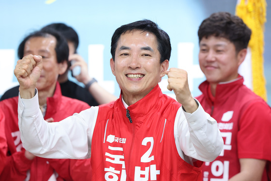 주먹 쥔 박민식 후보