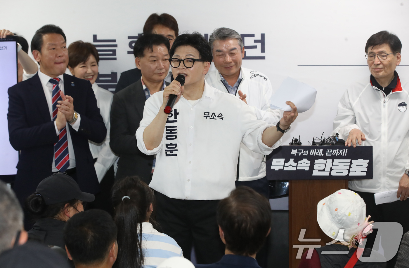 (부산=뉴스1) 윤일지 기자 = 부산 북구갑 국회의원 보궐선거에 출마한 한동훈 무소속 후보가 10일 오후 부산 북구에서 열린 선거사무소 개소식에서 참석자를 소개하고 있다. 2026 …