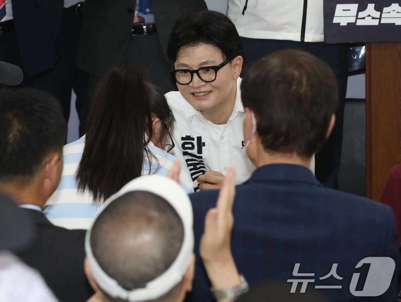 (부산=뉴스1) 윤일지 기자 = 부산 북구갑 국회의원 보궐선거에 출마한 한동훈 무소속 후보가 10일 오후 부산 북구에서 열린 선거사무소 개소식에서 참석자와 인사하고 있다. 2026 …