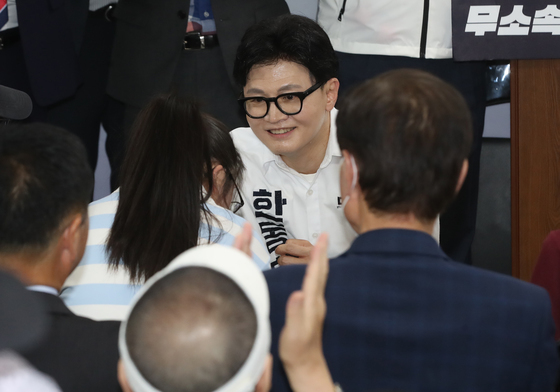 참석자와 인사하는 한동훈