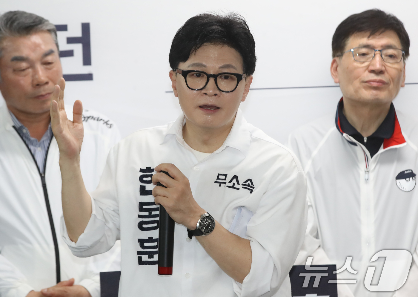 (부산=뉴스1) 윤일지 기자 = 부산 북구갑 국회의원 보궐선거에 출마한 한동훈 무소속 후보가 10일 오후 부산 북구에서 열린 선거사무소 개소식에서 참석자를 소개하고 있다. 2026 …