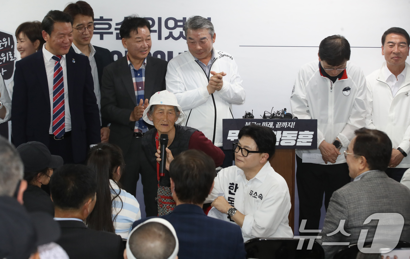 (부산=뉴스1) 윤일지 기자 = 부산 북구갑 국회의원 보궐선거에 출마한 한동훈 무소속 후보가 10일 오후 부산 북구에서 열린 선거사무소 개소식에서 찰밥 할머니를 소개하고 있다. 2 …