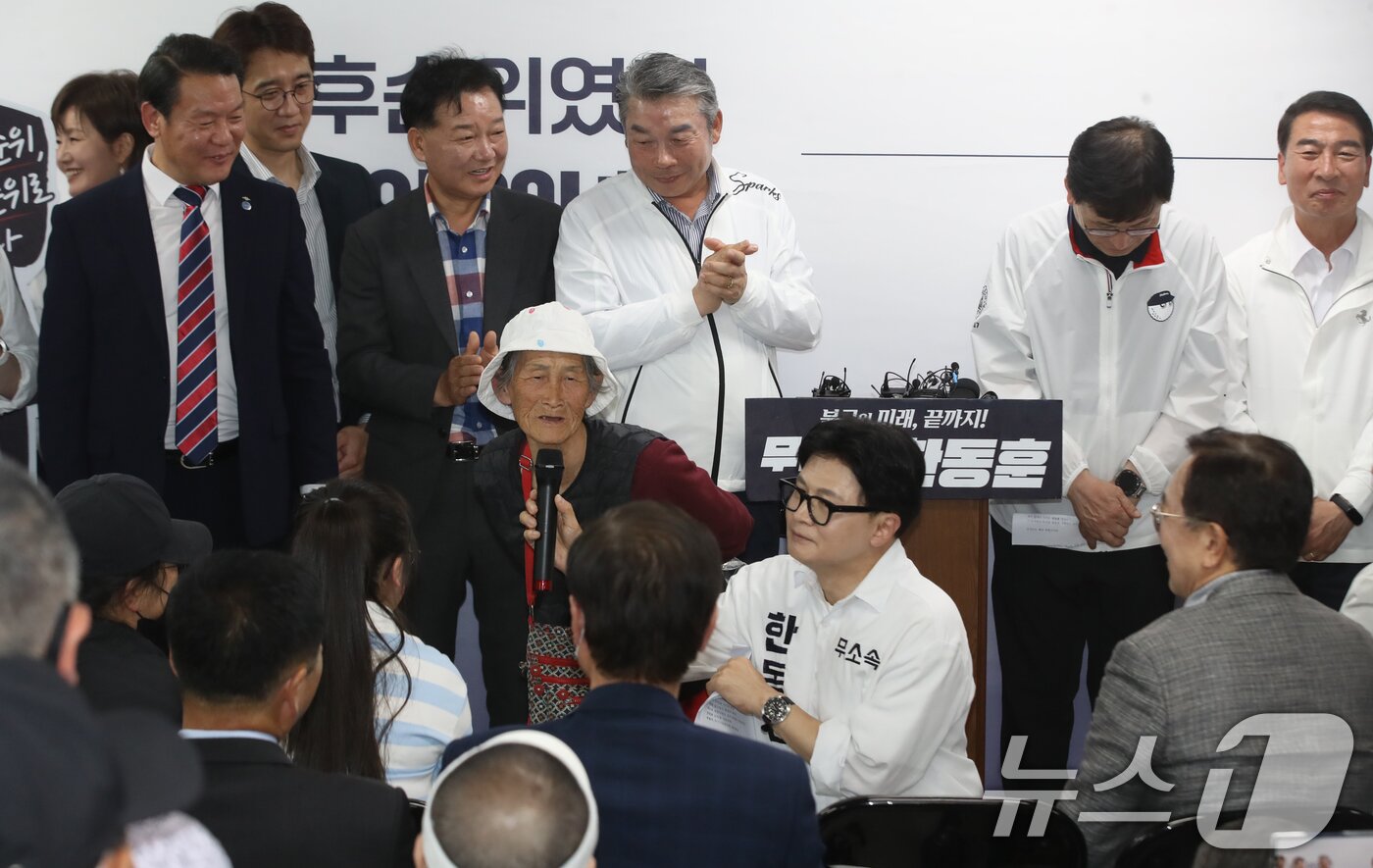 본문 이미지 - 부산 북구갑 국회의원 보궐선거에 출마한 한동훈 무소속 후보가 10일 오후 부산 북구에서 열린 선거사무소 개소식에서 찰밥 할머니를 소개하고 있다. 2026.5.10 ⓒ 뉴스1 윤일지 기자