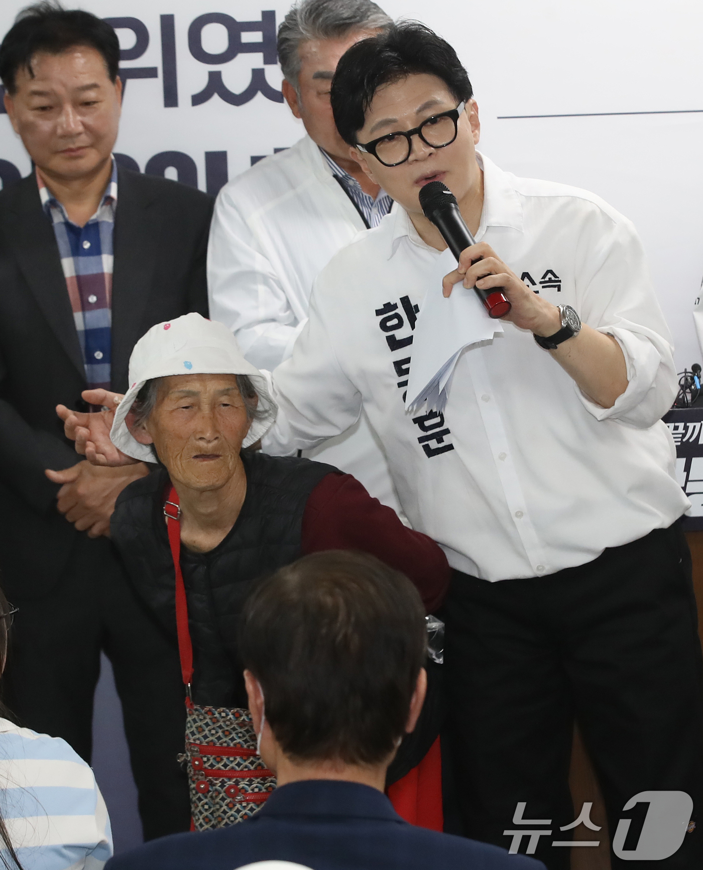 (부산=뉴스1) 윤일지 기자 = 부산 북구갑 국회의원 보궐선거에 출마한 한동훈 무소속 후보가 10일 오후 부산 북구에서 열린 선거사무소 개소식에서 찰밥 할머니를 소개하고 있다. 2 …