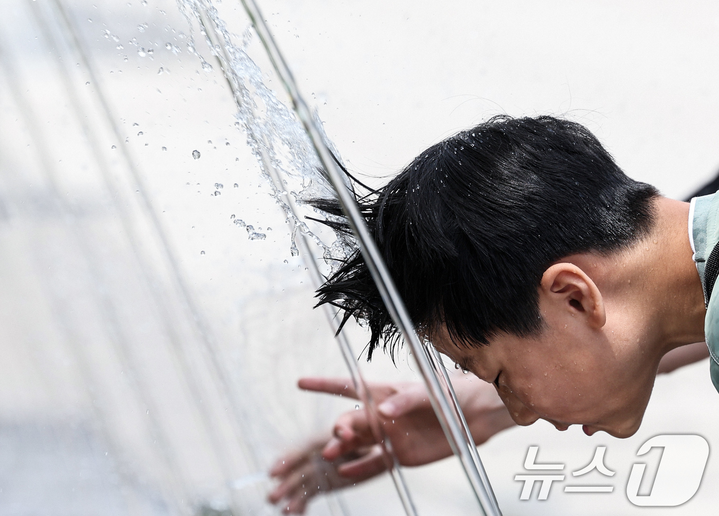 (서울=뉴스1) 임지훈 인턴기자 = 서울 낮 최고 기온이 25도까지 오르는 등 초여름 날씨를 보인 10일 서울 종로구 광화문광장 분수 터널을 찾은 어린이가 머리에 물을 적시며 더위 …