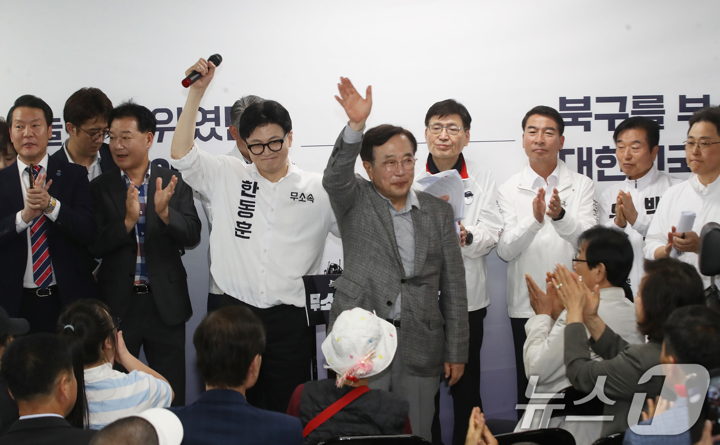 (부산=뉴스1) 윤일지 기자 = 부산 북구갑 국회의원 보궐선거에 출마한 한동훈 무소속 후보가 10일 오후 부산 북구에서 열린 선거사무소 개소식에서 서병수 명예선대위원장을 소개하고 …