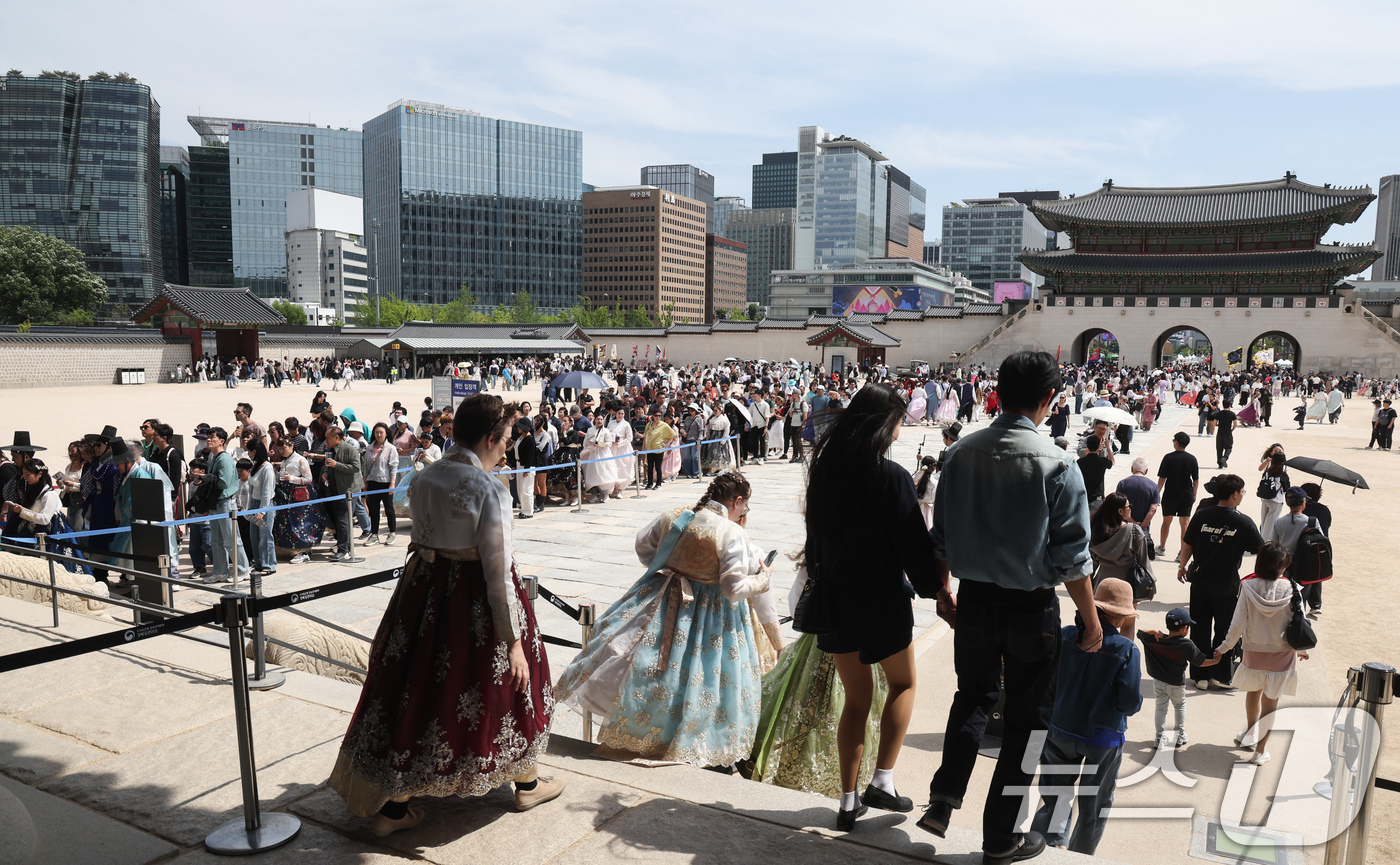 (서울=뉴스1) 임지훈 인턴기자 = 서울 낮 최고 기온이 25도까지 오르는 등 초여름 날씨를 보인 10일 서울 경복궁을 찾은 관광객들로 북적이고 있다. 2026.5.10/뉴스1