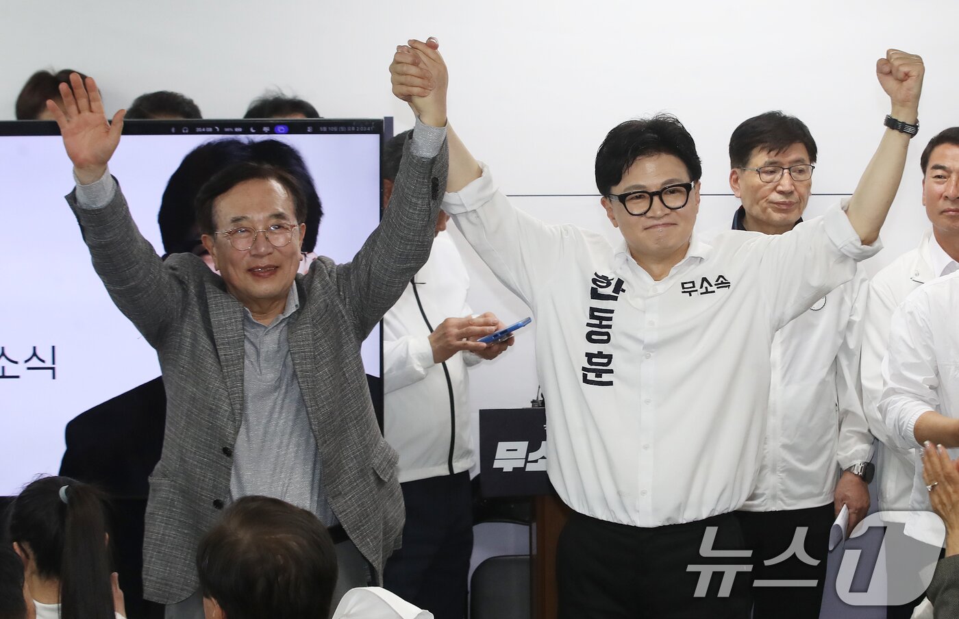 본문 이미지 - 부산 북구갑 국회의원 보궐선거에 출마한 한동훈 무소속 후보가 10일 오후 부산 북구에서 열린 선거사무소 개소식에서 서병수 명예선대위원장을 소개하고 있다. 2026.5.10 ⓒ 뉴스1 윤일지 기자