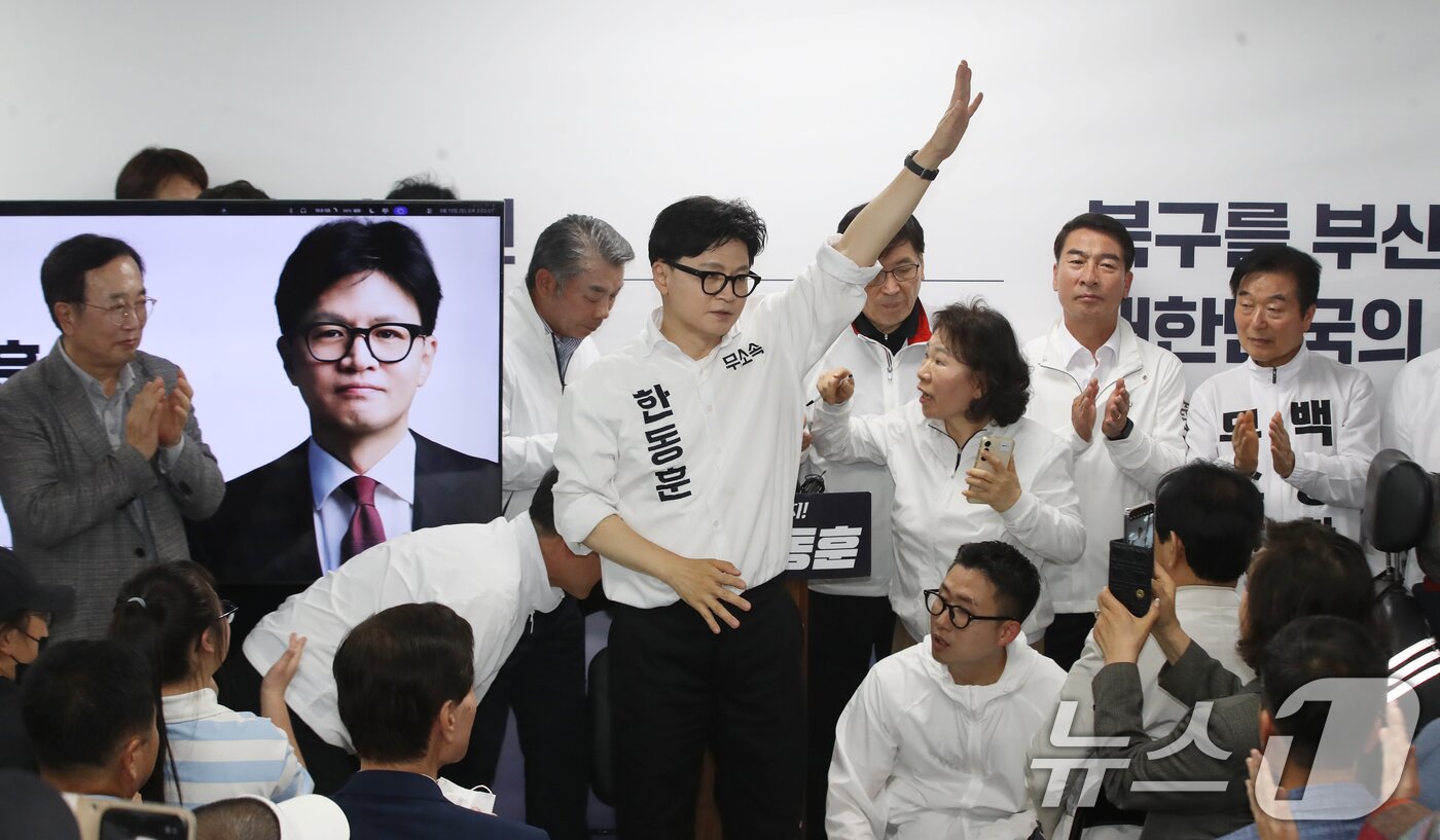 본문 이미지 - 부산 북구갑 국회의원 보궐선거에 출마한 한동훈 무소속 후보가 10일 오후 부산 북구에서 열린 선거사무소 개소식에서 인사하고 있다. 2026.5.10 ⓒ 뉴스1 윤일지 기자