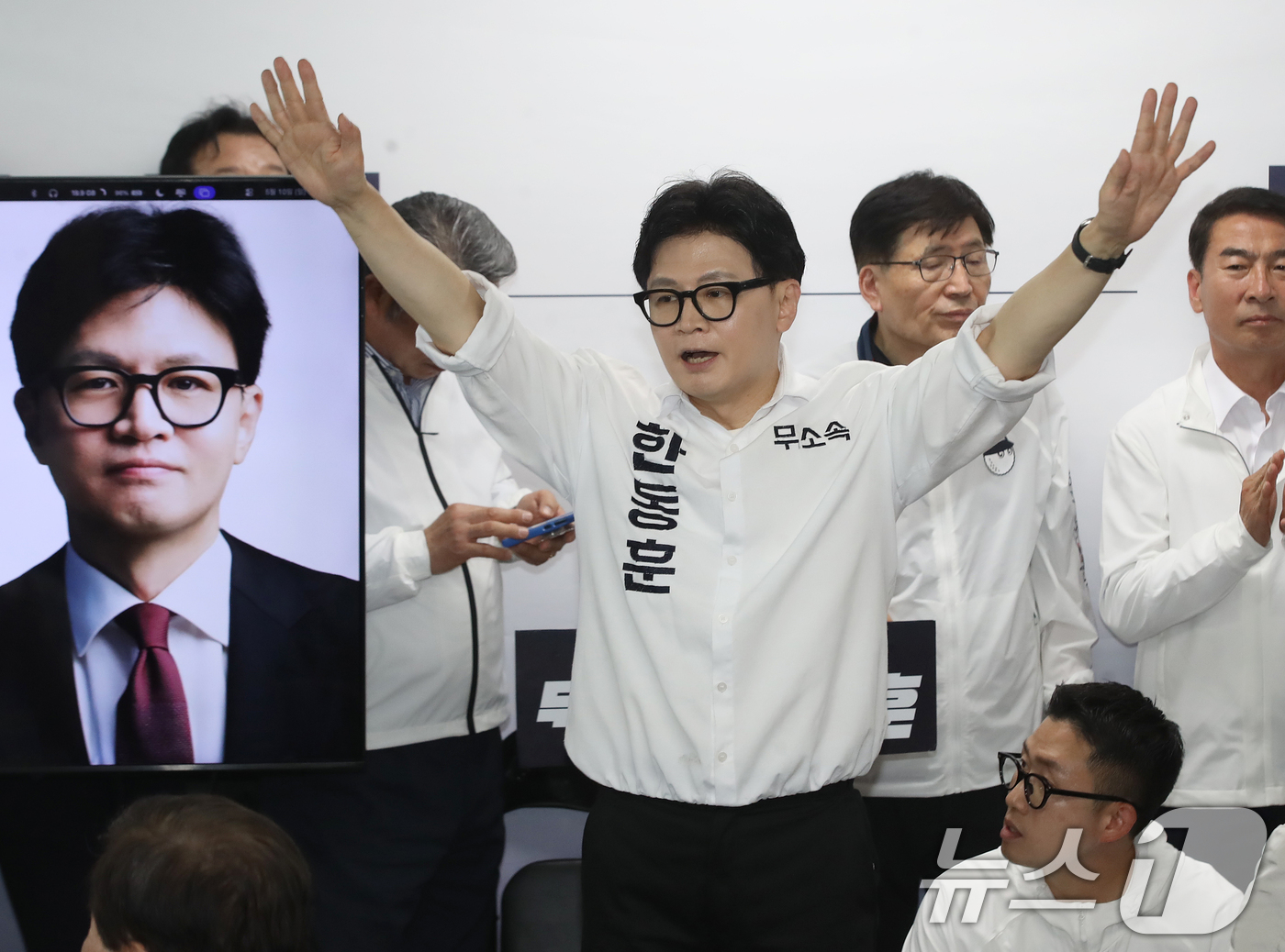 (부산=뉴스1) 윤일지 기자 = 부산 북구갑 국회의원 보궐선거에 출마한 한동훈 무소속 후보가 10일 오후 부산 북구에서 열린 선거사무소 개소식에서 인사하고 있다. 2026.5.10 …