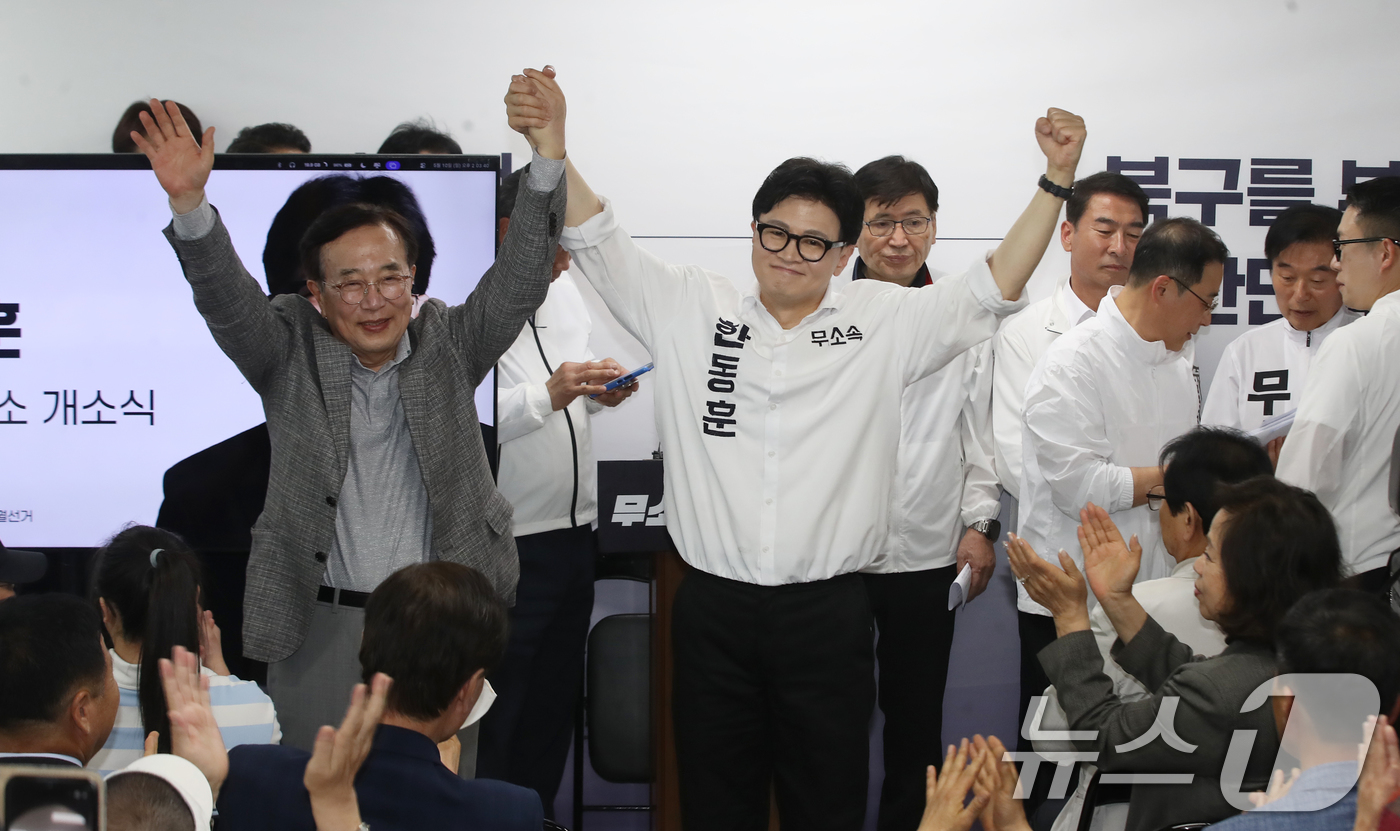 (부산=뉴스1) 윤일지 기자 = 부산 북구갑 국회의원 보궐선거에 출마한 한동훈 무소속 후보가 10일 오후 부산 북구에서 열린 선거사무소 개소식에서 서병수 명예선대위원장을 소개하고 …
