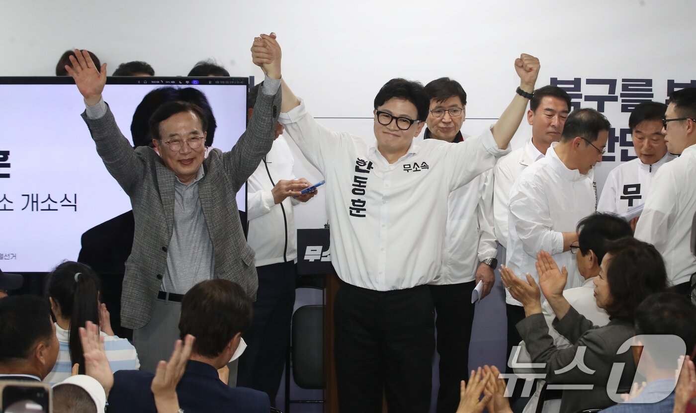 본문 이미지 - 부산 북구갑 국회의원 보궐선거에 출마한 한동훈 무소속 후보가 10일 오후 부산 북구에서 열린 선거사무소 개소식에서 서병수 명예선대위원장을 소개하고 있다. 2026.5.10 ⓒ 뉴스1 윤일지 기자