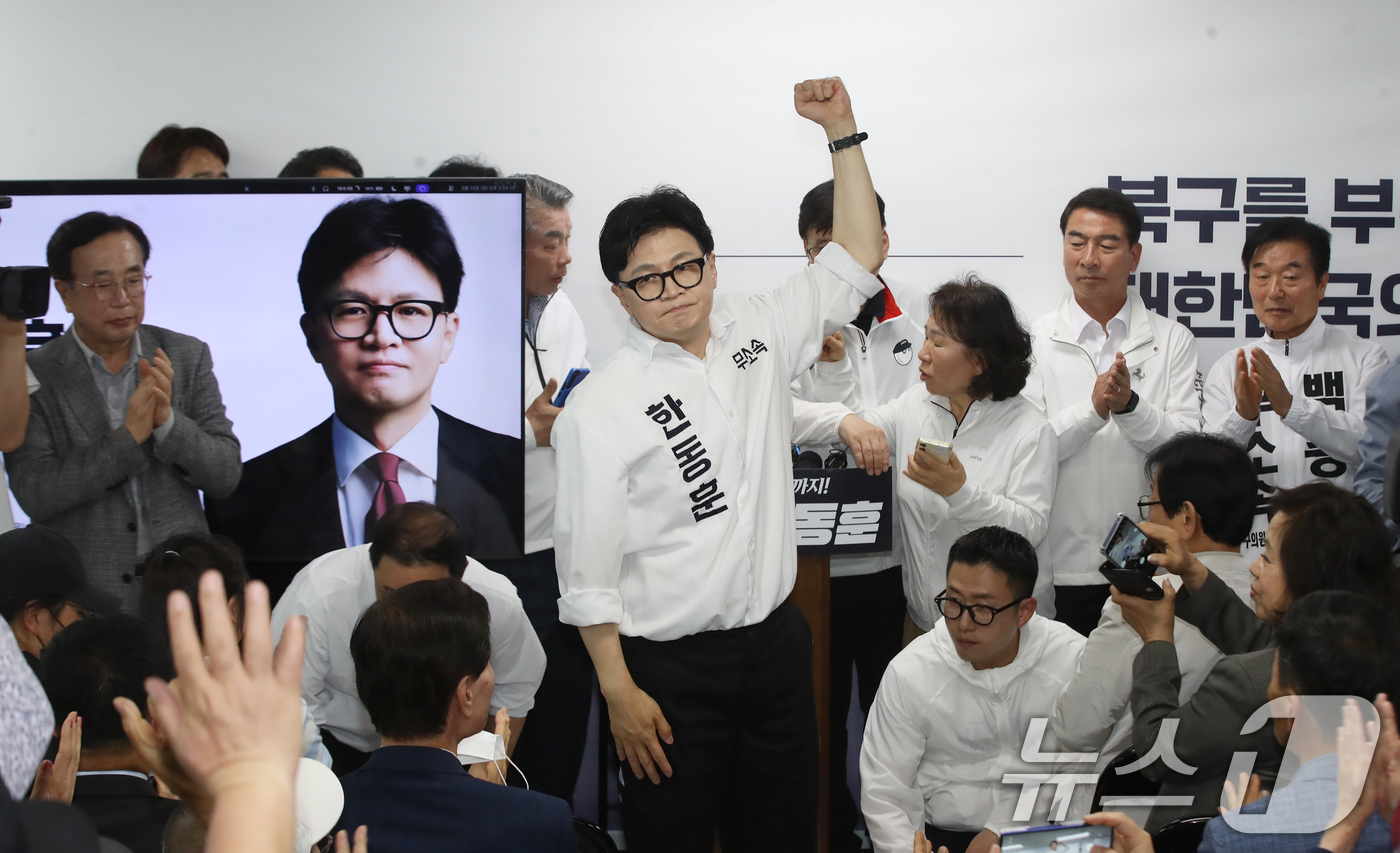 (부산=뉴스1) 윤일지 기자 = 부산 북구갑 국회의원 보궐선거에 출마한 한동훈 무소속 후보가 10일 오후 부산 북구에서 열린 선거사무소 개소식에서 인사하고 있다. 2026.5.10 …