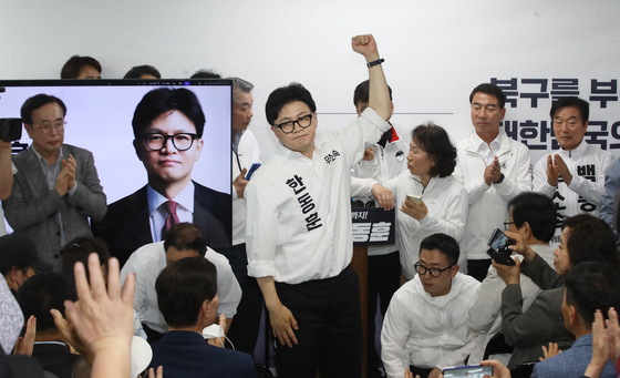 한동훈, '찰밥 도시락' 할머니 모시고 선거 사무소 개소식…조갑제도 참석