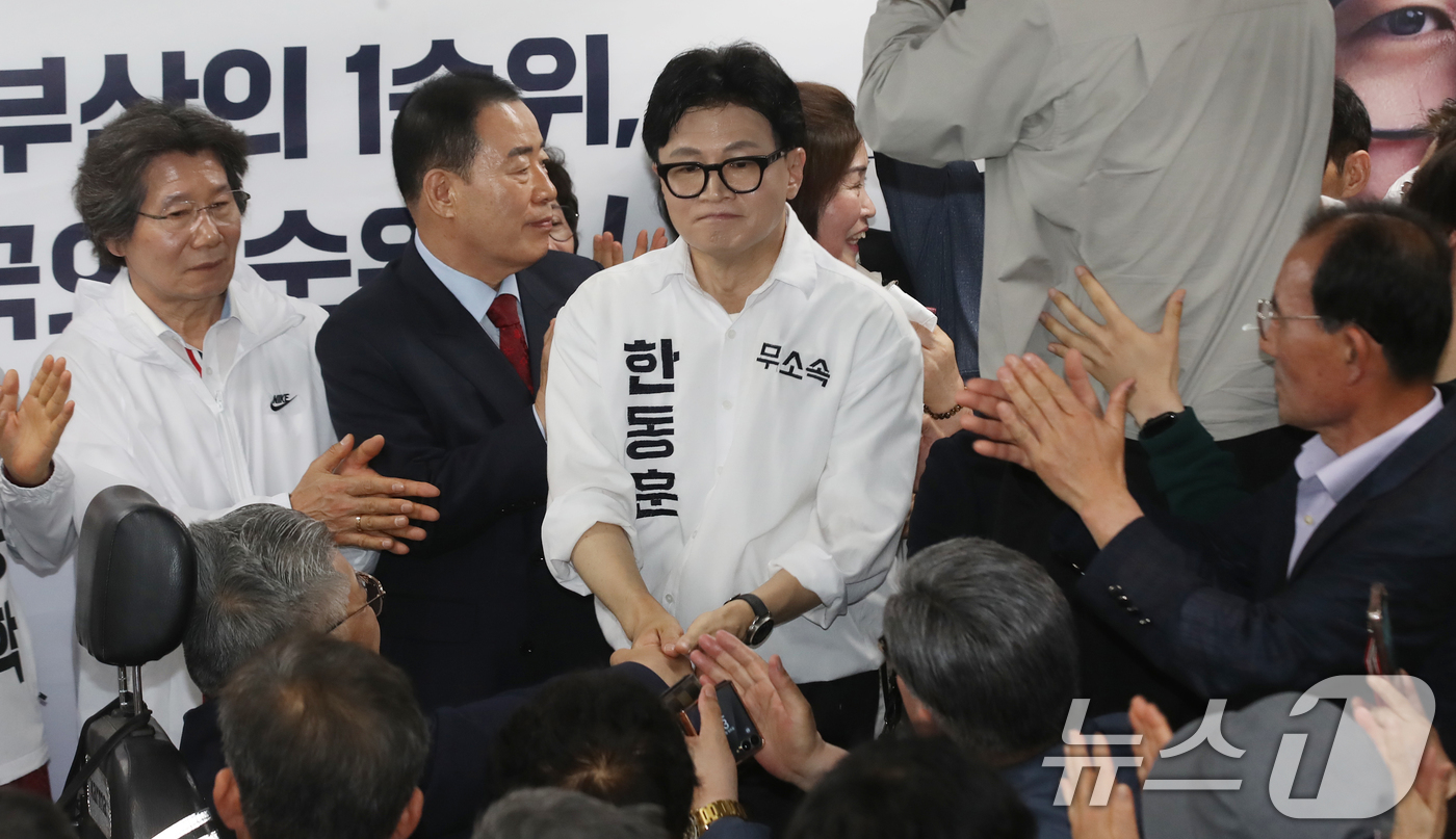 (부산=뉴스1) 윤일지 기자 = 부산 북구갑 국회의원 보궐선거에 출마한 한동훈 무소속 후보가 10일 오후 부산 북구에서 열린 선거사무소 개소식에 참석하고 있다.  2026.5.10 …