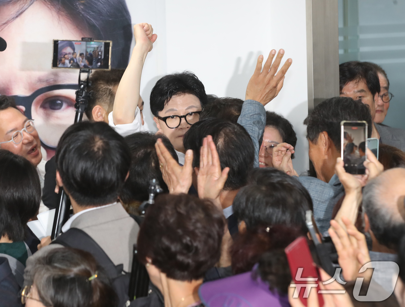 (부산=뉴스1) 윤일지 기자 = 부산 북구갑 국회의원 보궐선거에 출마한 한동훈 무소속 후보가 10일 오후 부산 북구에서 열린 선거사무소 개소식에 참석하고 있다.  2026.5.10 …