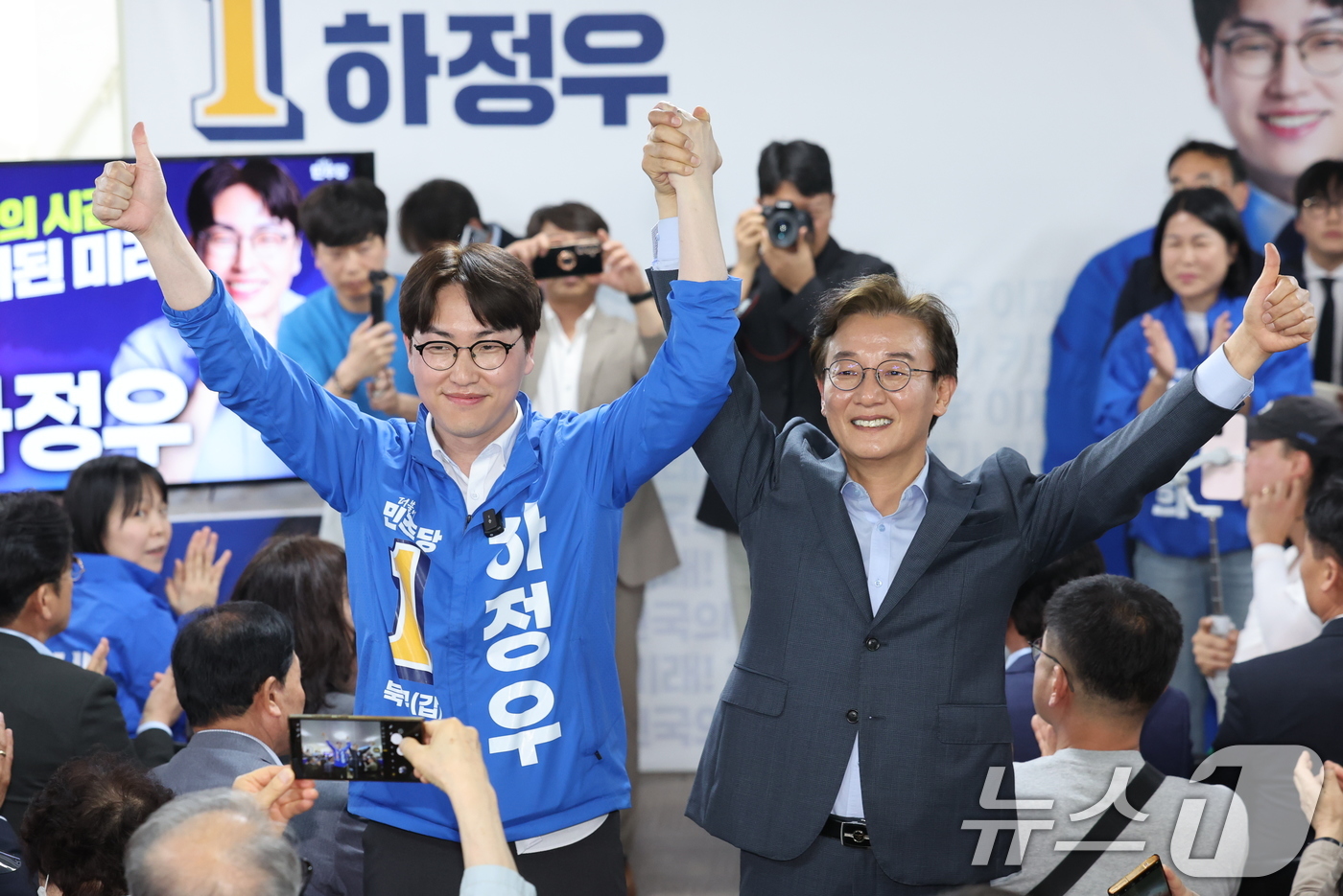 (부산=뉴스1) 신웅수 기자 = 부산 북갑 국회의원 보궐선거에 출마한 하정우 더불어민주당 후보가 10일 부산 북구 자신의 선거사무소 개소식에서 전재수 부산시장 후보와 손을 잡고 지 …