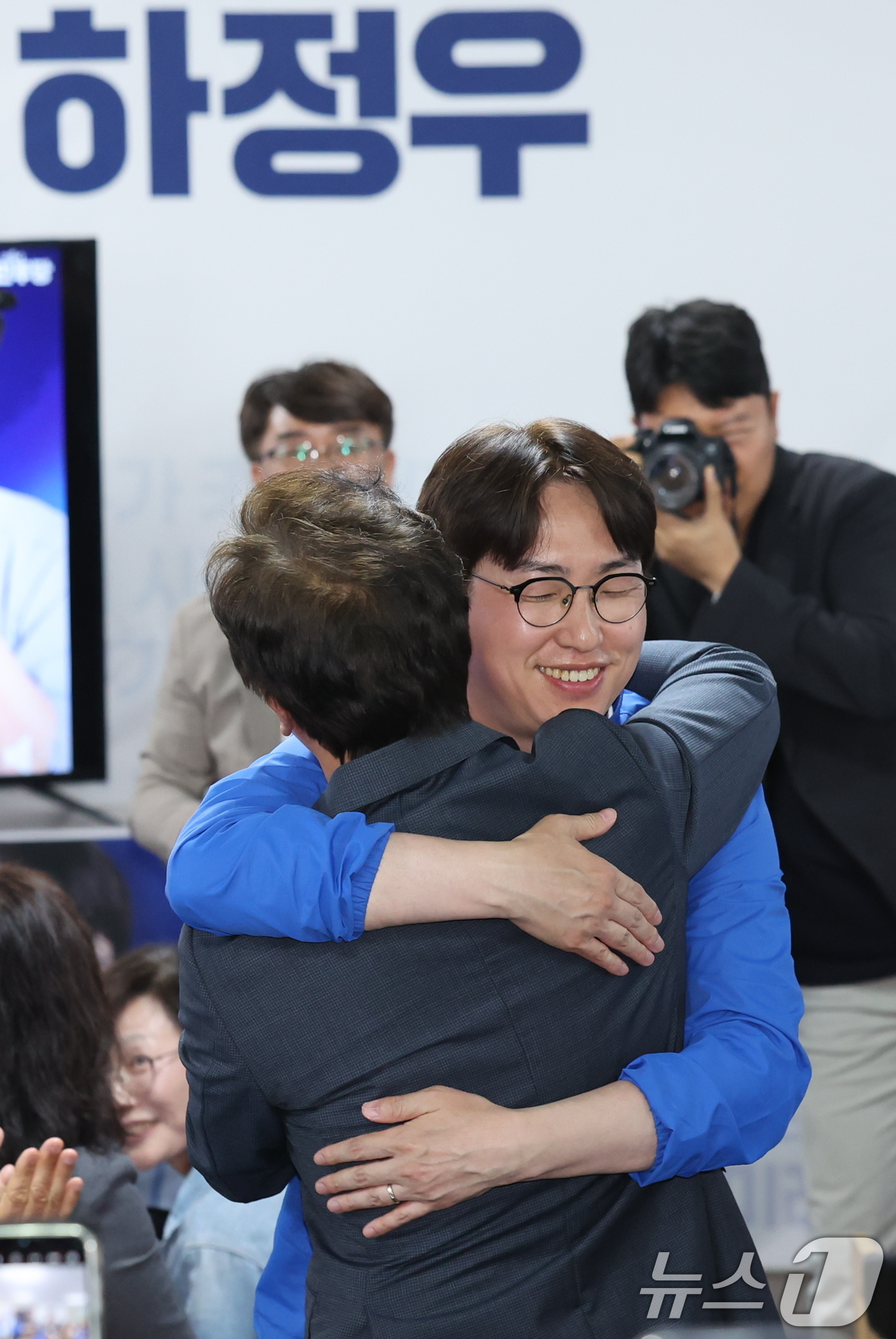 (부산=뉴스1) 신웅수 기자 = 부산 북갑 국회의원 보궐선거에 출마한 하정우 더불어민주당 후보가 10일 부산 북구 자신의 선거사무소 개소식에서 전재수 부산시장 후보와 포옹하고 있다 …