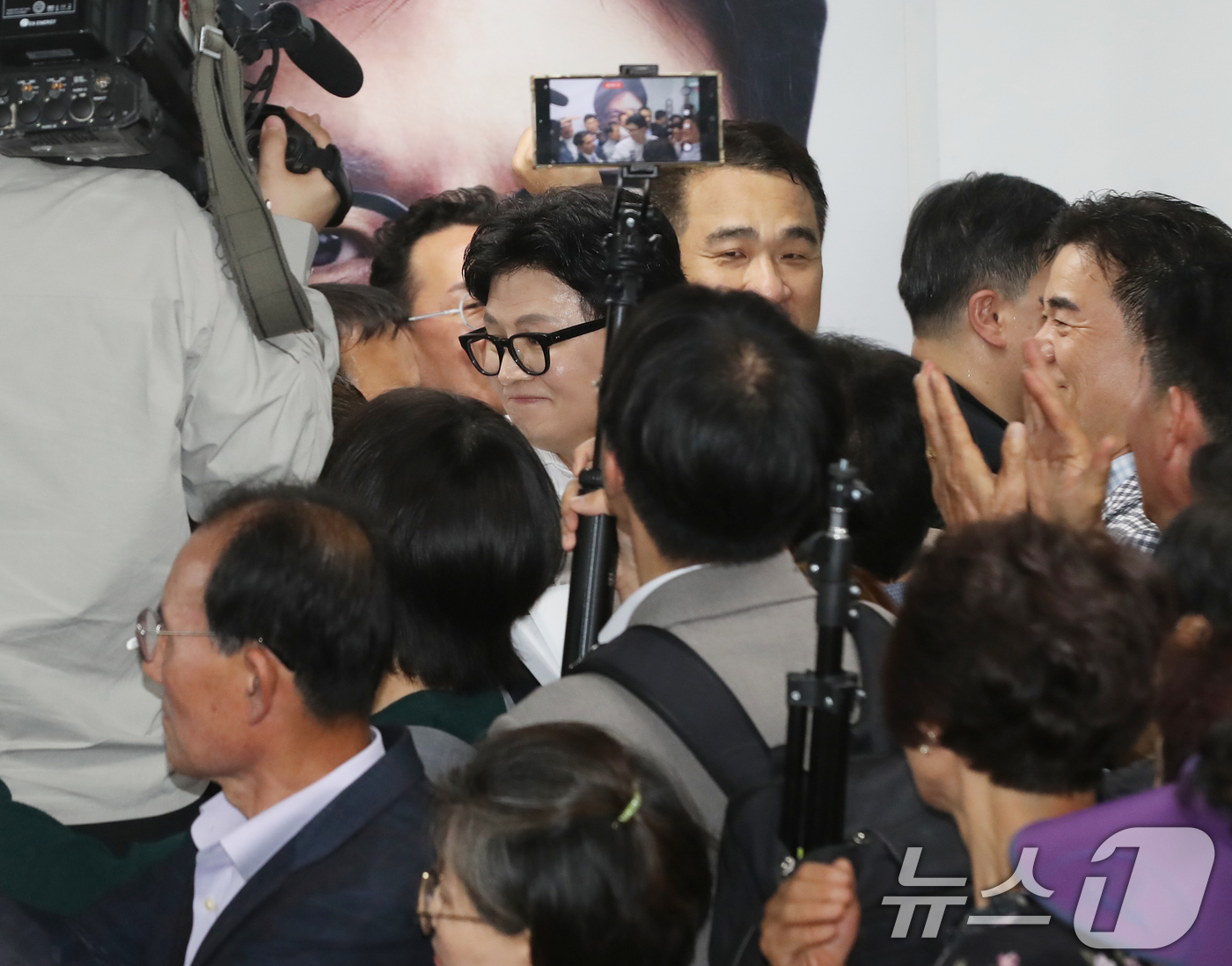 (부산=뉴스1) 윤일지 기자 = 부산 북구갑 국회의원 보궐선거에 출마한 한동훈 무소속 후보 명예선대위원장인 서병수 전 의원이 10일 오후 부산 북구에서 열린 선거사무소 개소식에 참 …