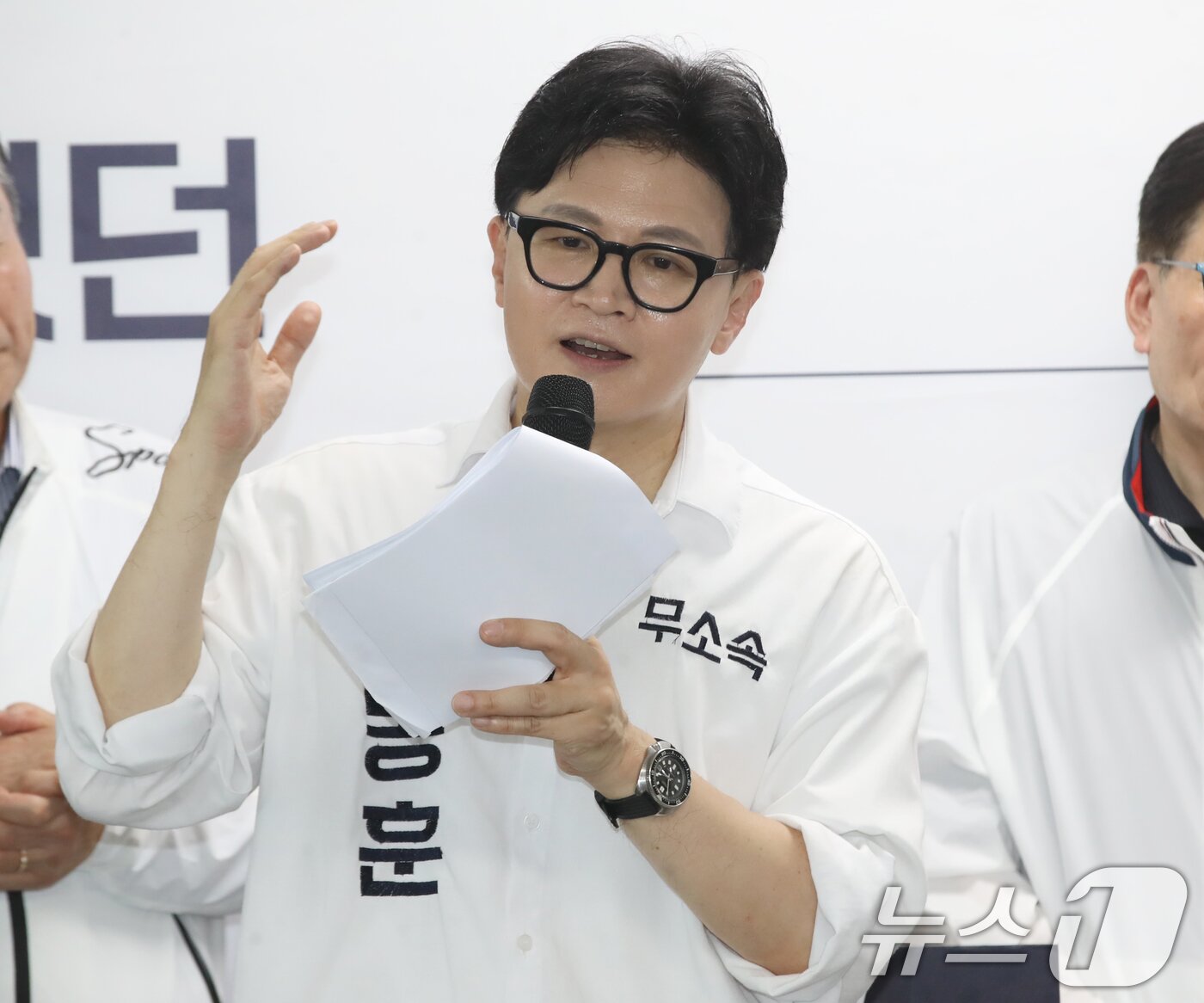 본문 이미지 - 부산 북구갑 국회의원 보궐선거에 출마한 한동훈 무소속 후보가 10일 오후 부산 북구에서 열린 선거사무소 개소식에서 참석자를 소개하고 있다. 2026.5.10 ⓒ 뉴스1 윤일지 기자
