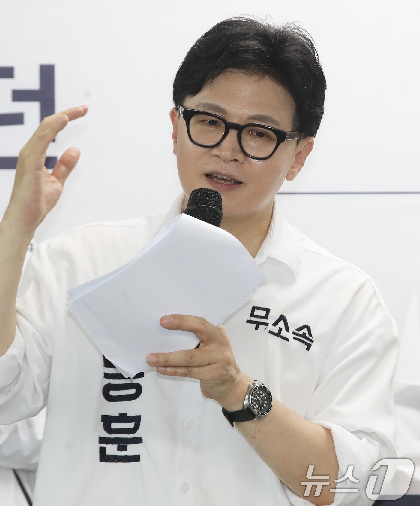 (부산=뉴스1) 윤일지 기자 = 부산 북구갑 국회의원 보궐선거에 출마한 한동훈 무소속 후보가 10일 오후 부산 북구에서 열린 선거사무소 개소식에서 참석자를 소개하고 있다. 2026 …