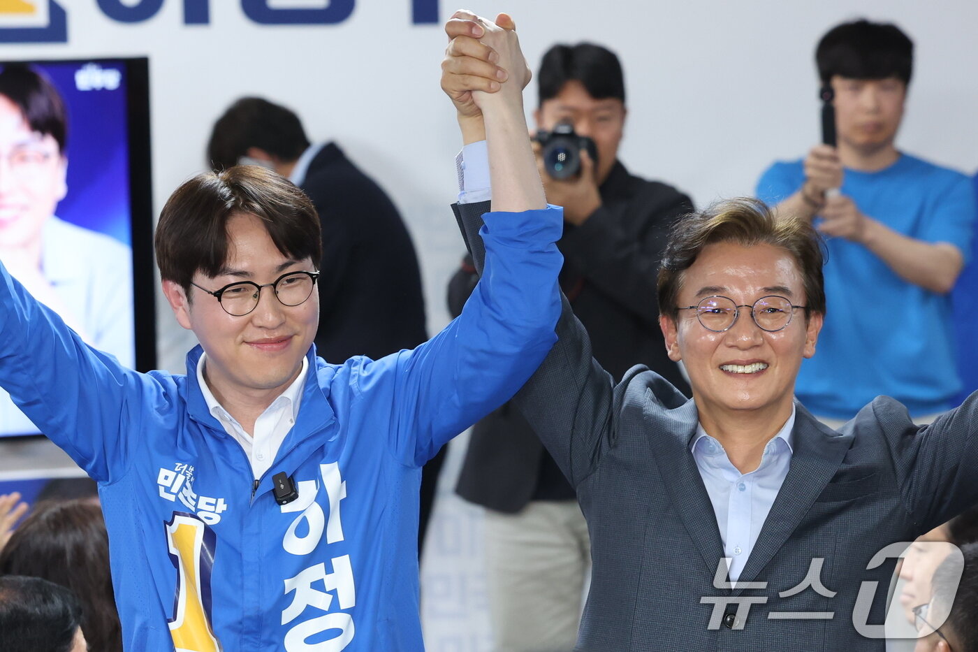 본문 이미지 - 부산 북갑 국회의원 보궐선거에 출마한 하정우 더불어민주당 후보가 10일 부산 북구 자신의 선거사무소 개소식에서 전재수 부산시장 후보와 손을 잡고 지지자들에게 인사하고 있다. 2026.5.10 ⓒ 뉴스1 신웅수 기자