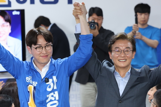손 잡고 인사하는 하정우·전재수