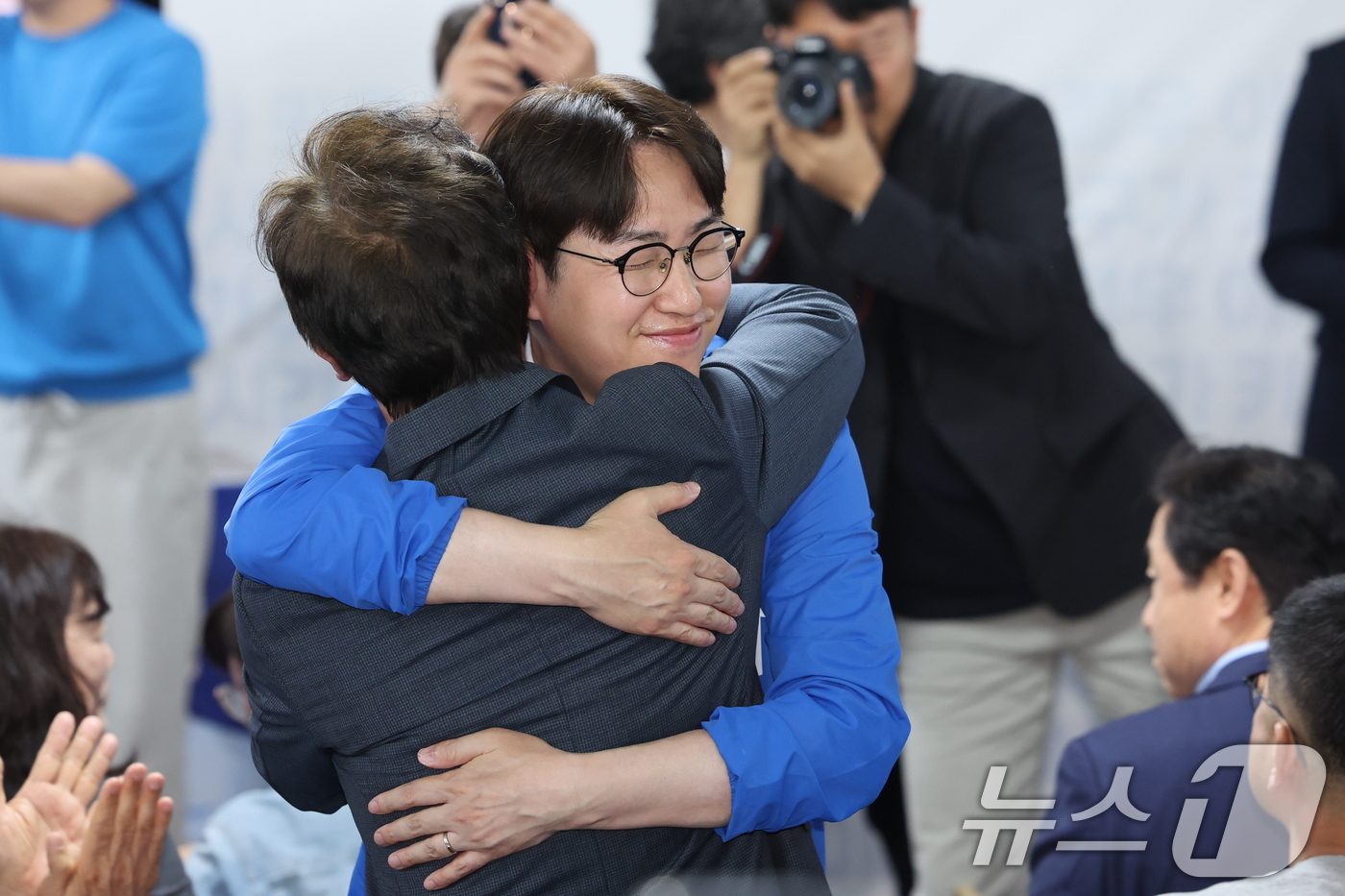 (부산=뉴스1) 신웅수 기자 = 부산 북갑 국회의원 보궐선거에 출마한 하정우 더불어민주당 후보가 10일 부산 북구 자신의 선거사무소 개소식에서 전재수 부산시장 후보와 포옹을 하고 …