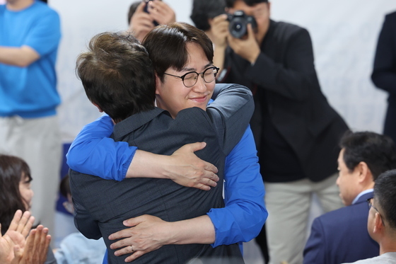 전재수 후보와 포옹하는 하정우 후보