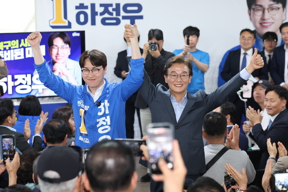 손잡고 인사하는 하정우·전재수 후보