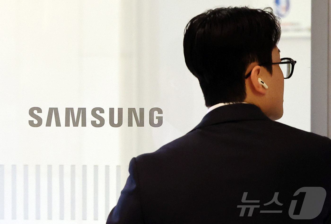 (서울=뉴스1) 김진환 기자 = 삼성전자 노조가 오는 21일 총파업을 예고한 가운데 지난 3월27일 협상이 중단된 지 45일 만에 노사가 11~12일 성과급 사후조정 절차를 진행한 …