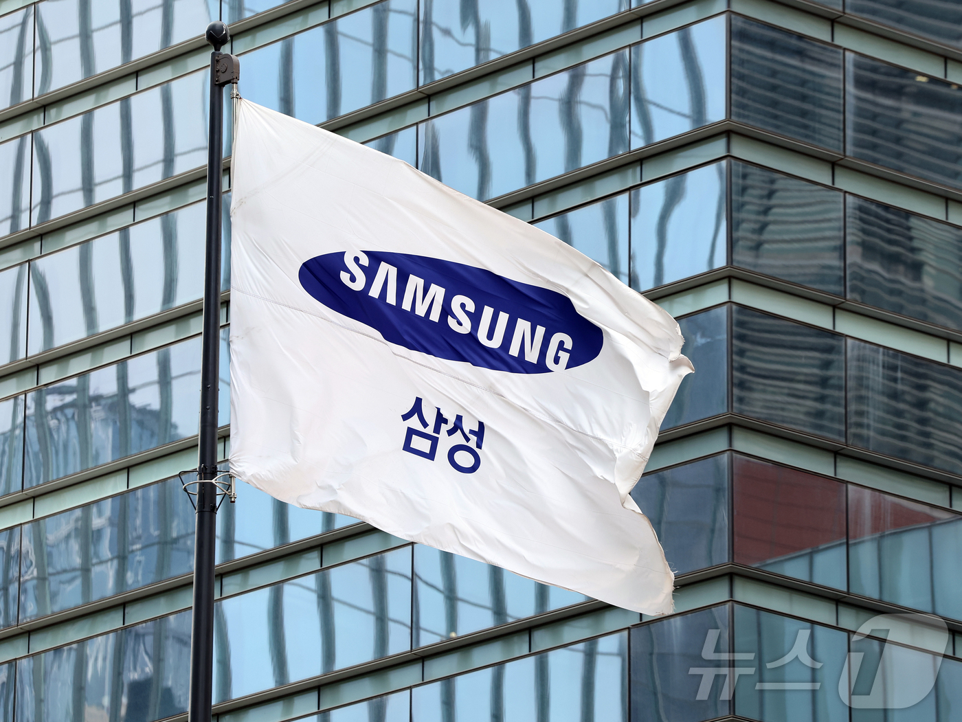 (서울=뉴스1) 김진환 기자 = 삼성전자 노조가 오는 21일 총파업을 예고한 가운데 지난 3월27일 협상이 중단된 지 45일 만에 노사가 11~12일 성과급 사후조정 절차를 진행한 …