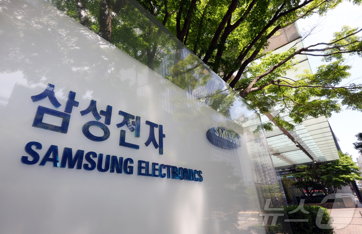 (서울=뉴스1) 김진환 기자 = 삼성전자 노조가 오는 21일 총파업을 예고한 가운데 지난 3월27일 협상이 중단된 지 45일 만에 노사가 11~12일 성과급 사후조정 절차를 진행한 …