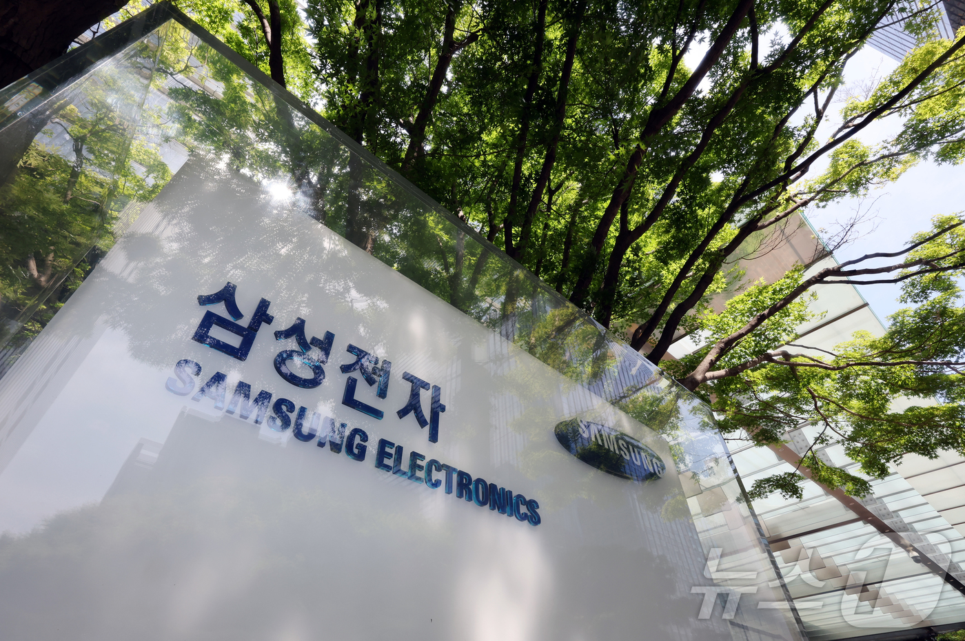 (서울=뉴스1) 김진환 기자 = 삼성전자 노조가 오는 21일 총파업을 예고한 가운데 지난 3월27일 협상이 중단된 지 45일 만에 노사가 11~12일 성과급 사후조정 절차를 진행한 …