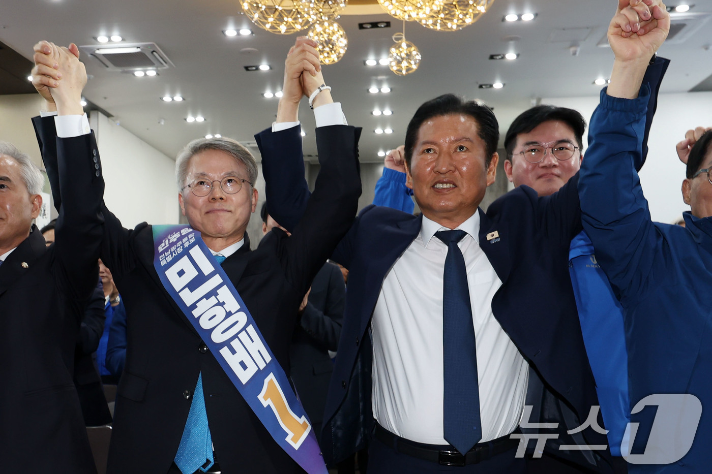 (광주=뉴스1) 이승현 기자 = 정청래 더불어민주당대표가 10일 광주 서구 소재 민형배 전남광주특별시장 후보 사무소에서 열린 민주당 선거대책위원회 출범식에 참석해 인사하고 있다. …