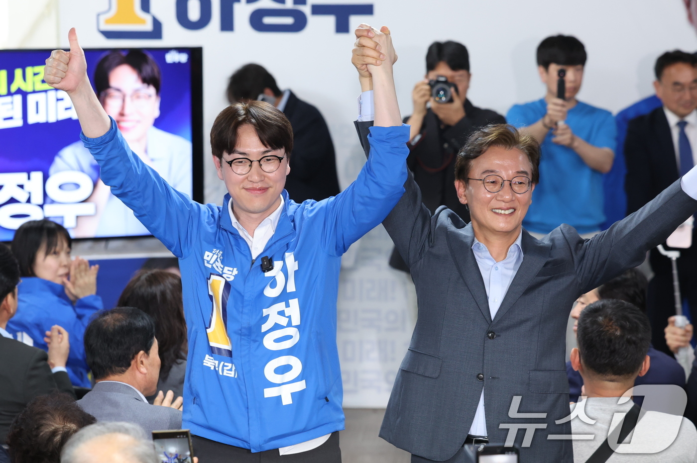 (부산=뉴스1) 신웅수 기자 = 부산 북갑 국회의원 보궐선거에 출마한 하정우 더불어민주당 후보가 10일 부산 북구 자신의 선거사무소 개소식에서 전재수 부산시장 후보와 손을 잡고 지 …