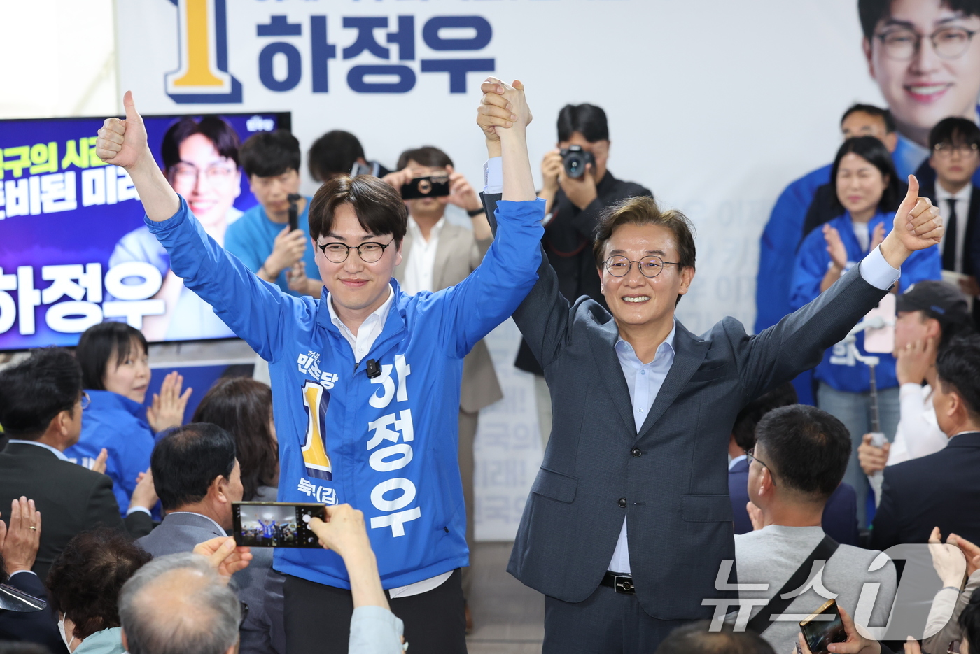 (부산=뉴스1) 신웅수 기자 = 부산 북갑 국회의원 보궐선거에 출마한 하정우 더불어민주당 후보가 10일 부산 북구 자신의 선거사무소 개소식에서 전재수 부산시장 후보와 손을 잡고 지 …